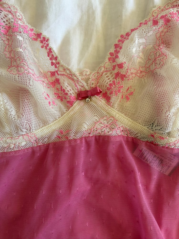 Vintage Y2K deadstock pink and white lace embroidery cami