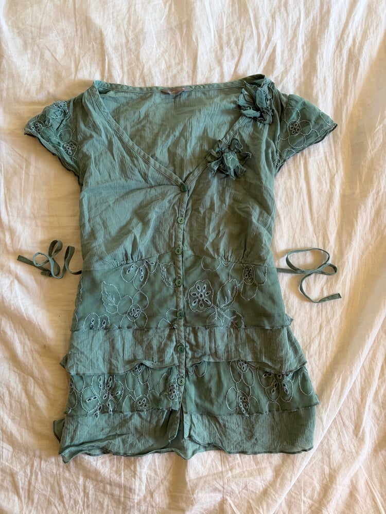 Vintage Y2K floral lace and embroidered tie ruffle hem back top with floral applique