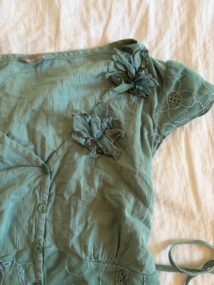 Vintage Y2K floral lace and embroidered tie ruffle hem back top with floral applique