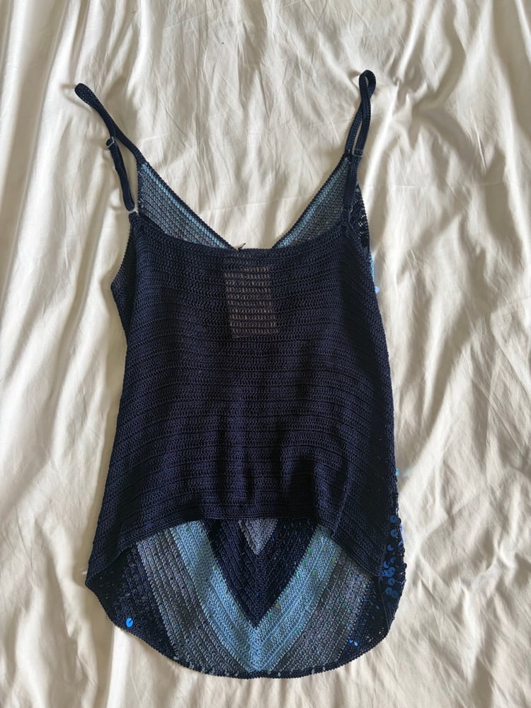 Vintage Y2K blue three tone asymmetrical hem crochet cami