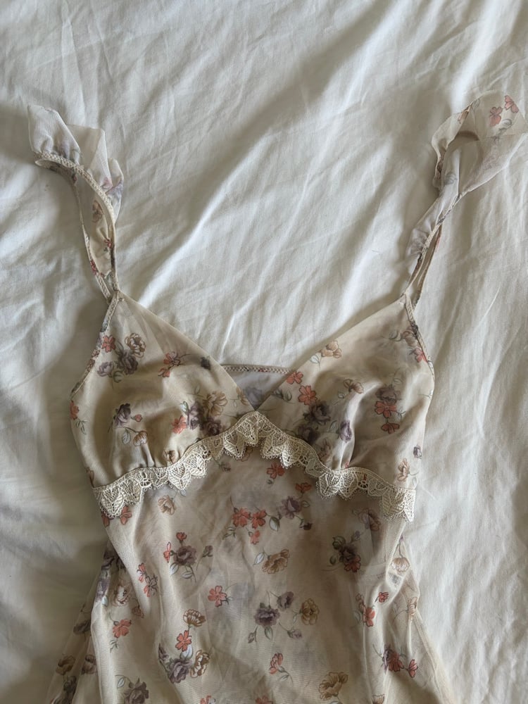 Vintage Y2K floral cami with ruffle hem and sleeves Would fit UK sizes 8-10