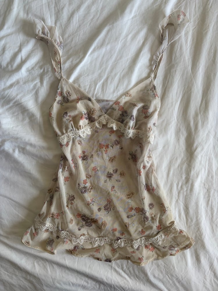 Vintage Y2K floral cami with ruffle hem and sleeves Would fit UK sizes 8-10