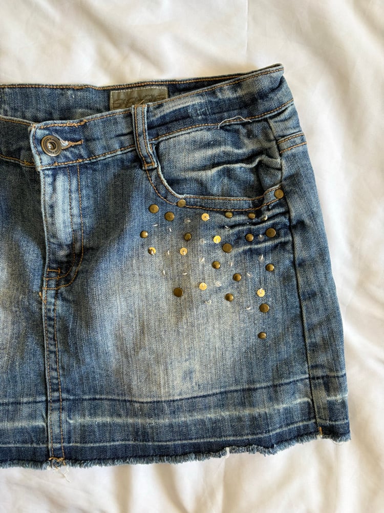 Vintage Y2K low waisted denim mini skirt with studs