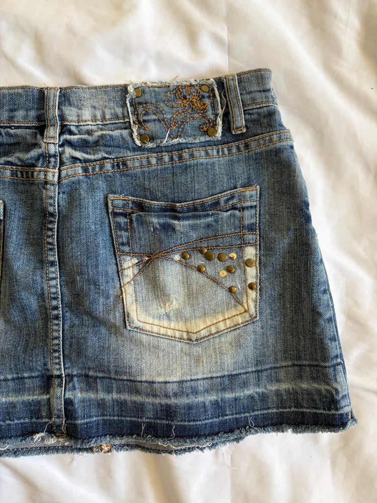 Vintage Y2K low waisted denim mini skirt with studs